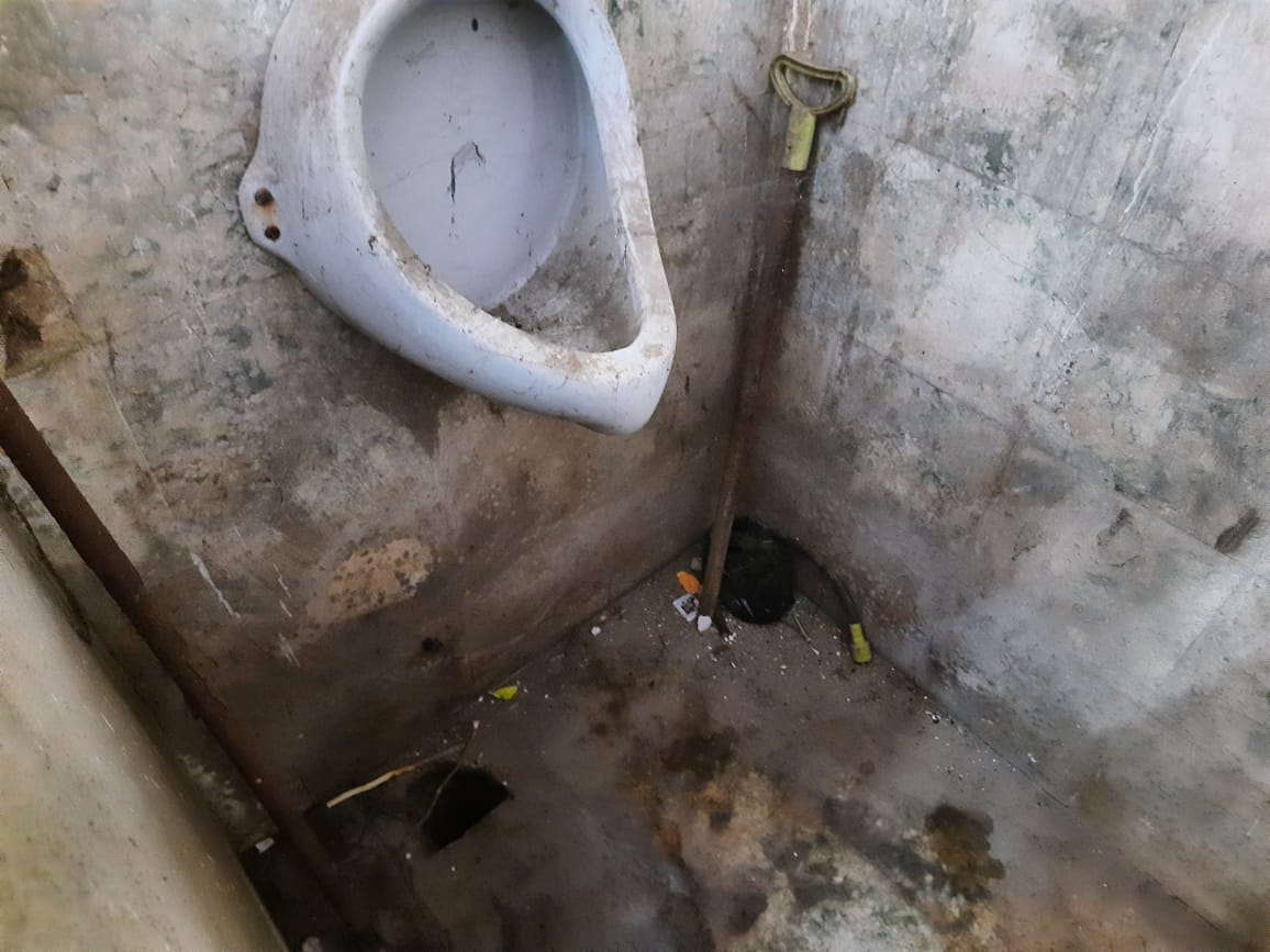 <a href="/drmdnr/">DRM Danapur</a> <a href="/ECRlyHJP/">East Central Railway</a> <a href="/GM_ECRly/">GM/ECR</a> <a href="/RailMinIndia/">Ministry of Railways</a> <a href="/IR_CRB/">RB CRB</a> <a href="/AshwiniVaishnaw/">Ashwini Vaishnaw</a> ईमानदारी से बताइए कि क्या ऐसी जगह पर कोई इंसान रह सकता है इंसान तो छोड़िए क्या जानवर रह सकता है ये झाझा के TTE RR की स्थिति है