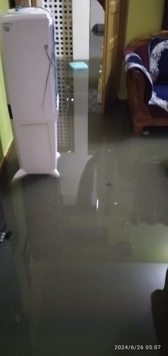 AmitVer43840831's tweet photo. @AyodhyaNgrNigam 
Aaj raat ki baarish se mere ghar me paani bhar gya hai. 
Ward no. 24,chitragupta nagar (Usroo)
Paani bharne ka reason- Gorakhpur-Lucknow highway ke niche  ki road overflow ho kr paani gali me bharne ke baad ghar me ja rha hai. https://t.co/xIkqBHKFFk