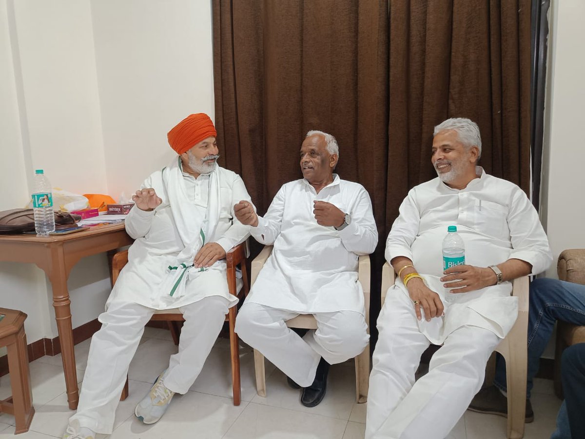 AmraRamMPSikar's tweet photo. भारतीय किसान यूनियन के राष्ट्रीय प्रवक्ता और वरिष्ठ किसान नेता चौधरी राकेश टिकैत जी के साथ शिष्टाचार मुलाक़ात की।
@RakeshTikaitBKU https://t.co/r5UWY1zvnq
