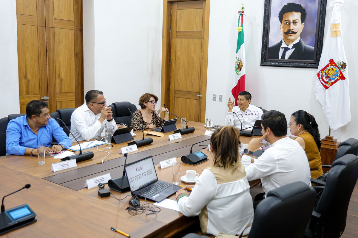 A través del #IMSSBienestar, se brindará atención médica a las oaxaqueñas y oaxaqueños que carezcan de seguridad social y se garantizará el derecho a la salud. 

Para darle seguimiento a este proceso de federalización, nos reunimos con la secretaria de Salud, @Alma_VelascoH y la