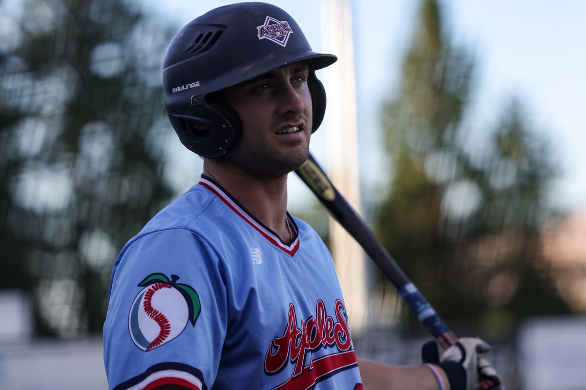 This kid from Linn-Benton can hit. #SoxAreHot

<a href="/AidanDougherty7/">Aidan Dougherty</a> extends his hitting streak to six games with an RBI single in the seventh! It's 7-5, AppleSox, in the eighth.