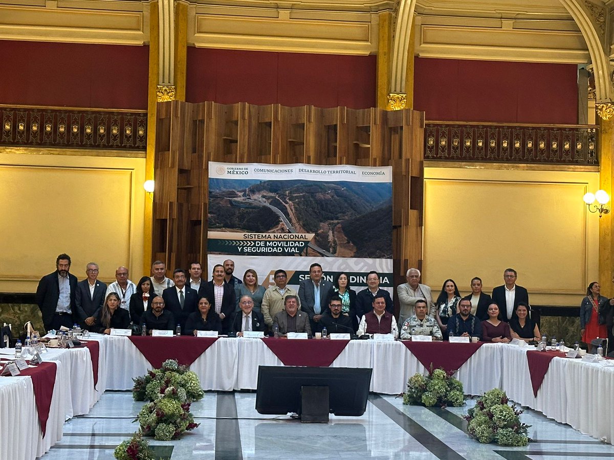 alvarolomelicov's tweet photo. Hoy se aprobó la 1era. Política Nacional de Transporte Público Colectivo #PNTPCU donde se reconoce la importancia de priorizar el 80% de los viajes en nuestras ciudades, la urgente necesidad de mejorar su calidad y aspirar a Sistemas+Integrados con el principio de #JusticiaSocial https://t.co/i9H36qXdCg