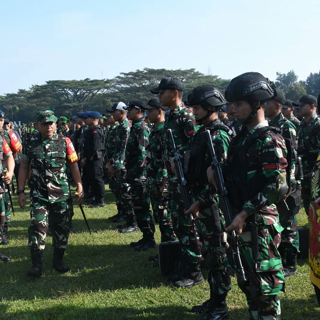 Bulletin083's tweet photo. Malang, 26/6/2024 - Komandan Korem 083/Bdj, Kolonel Inf Setyo Wibowo, memimpin apel personel dan materiil di lapangan Brawijaya Rampal, Blimbing, Kota Malang. Apel ini bertujuan untuk persiapan pengamanan kunjungan kerja Wakil Presiden RI di Pasuruan dan Kabupaten Malang. https://t.co/5k0whW9QPe