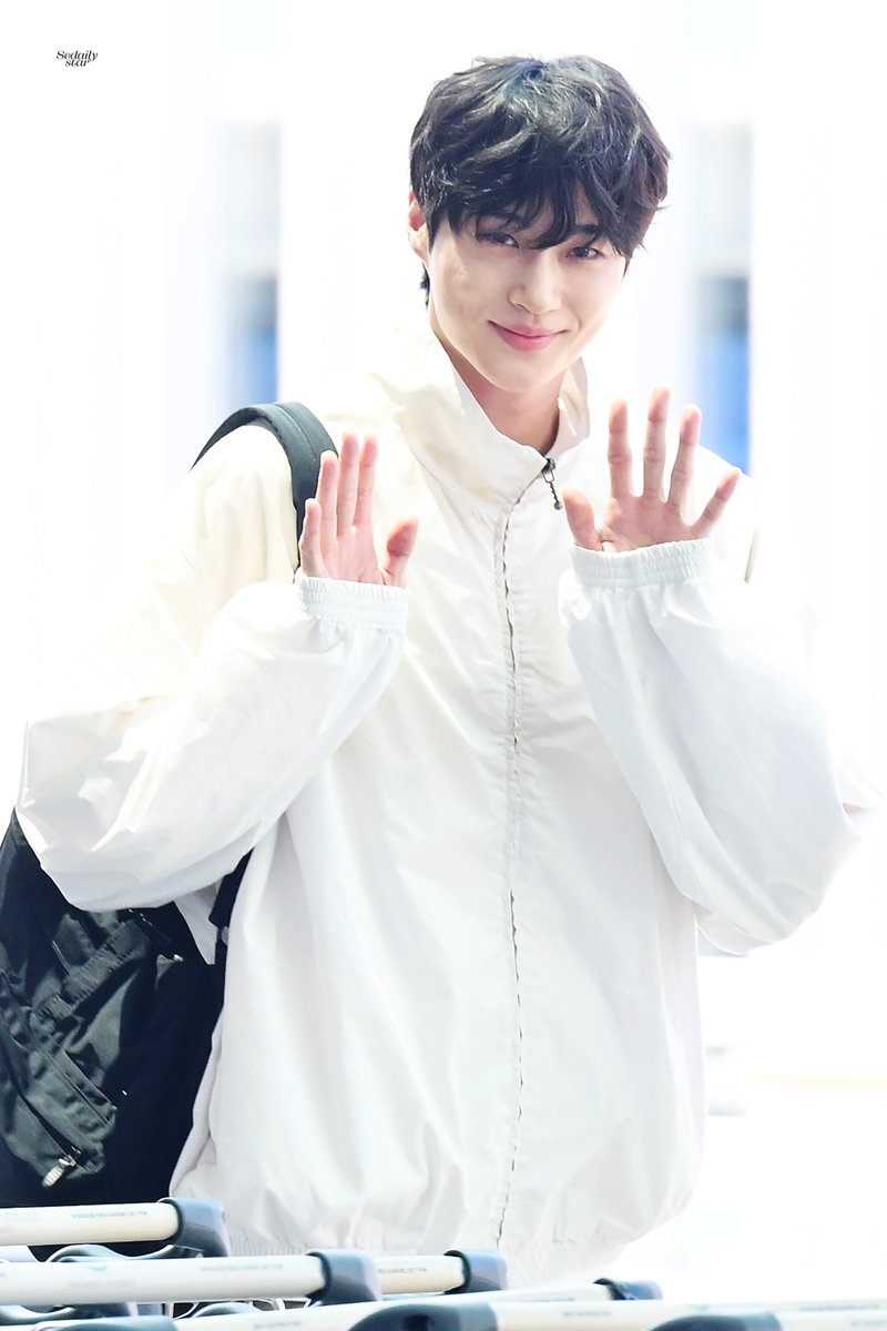 sedaily_star's tweet image. 240626 변우석 출국

귀요미 💘

🔗sedaily.com/NewsView/2DAM4…

#변우석 #BYEONWOOSEOK