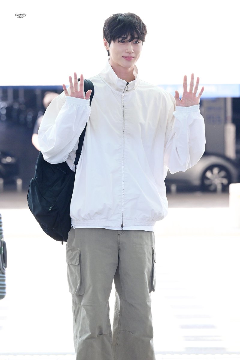 sedaily_star's tweet image. 240626 변우석 출국

귀요미 💘

🔗sedaily.com/NewsView/2DAM4…

#변우석 #BYEONWOOSEOK