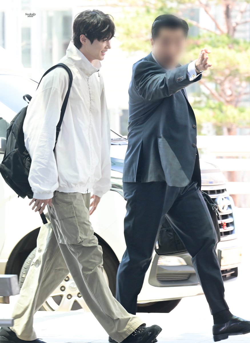 sedaily_star's tweet image. 240626 변우석 출국

귀요미 💘

🔗sedaily.com/NewsView/2DAM4…

#변우석 #BYEONWOOSEOK