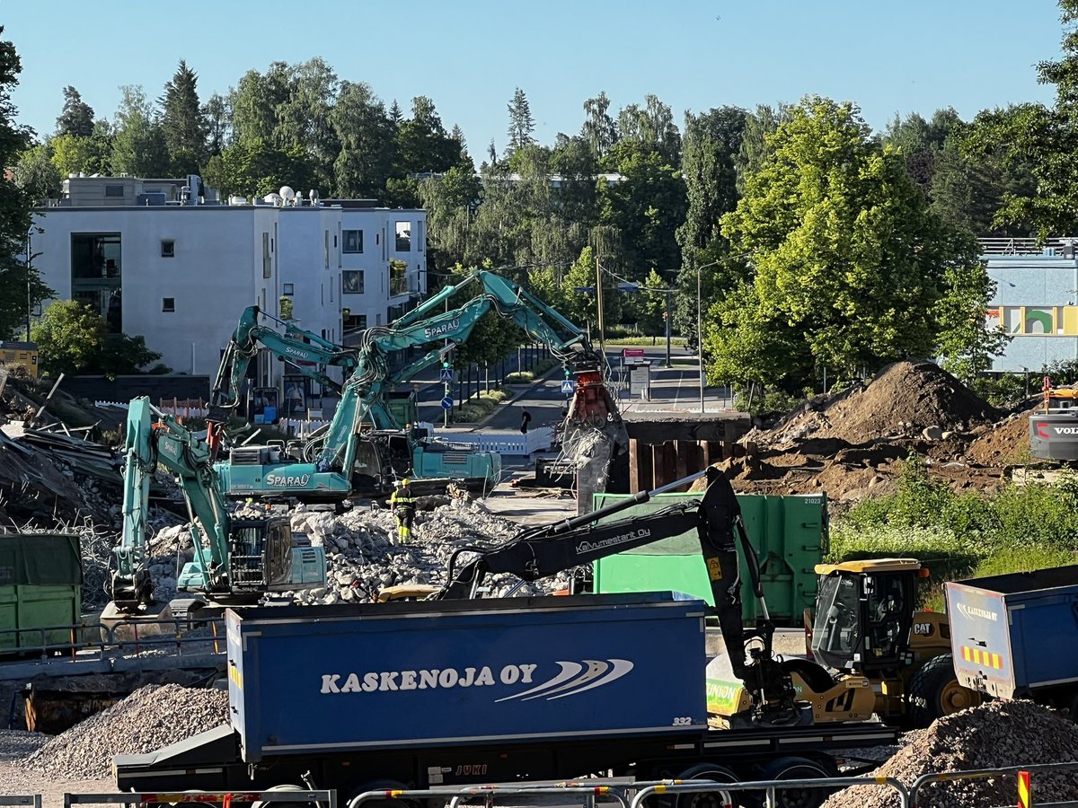 mikapleskinen's tweet photo. Vaikea uskoa, mutta reilun kuukauden kuluttua tässä pitäisi taas olla silta junille ja alikulku autoille! Toistaiseksi vielä vanhaa puretaan. #Kauniainen #rantarata #infra https://t.co/xiwp54UOwq