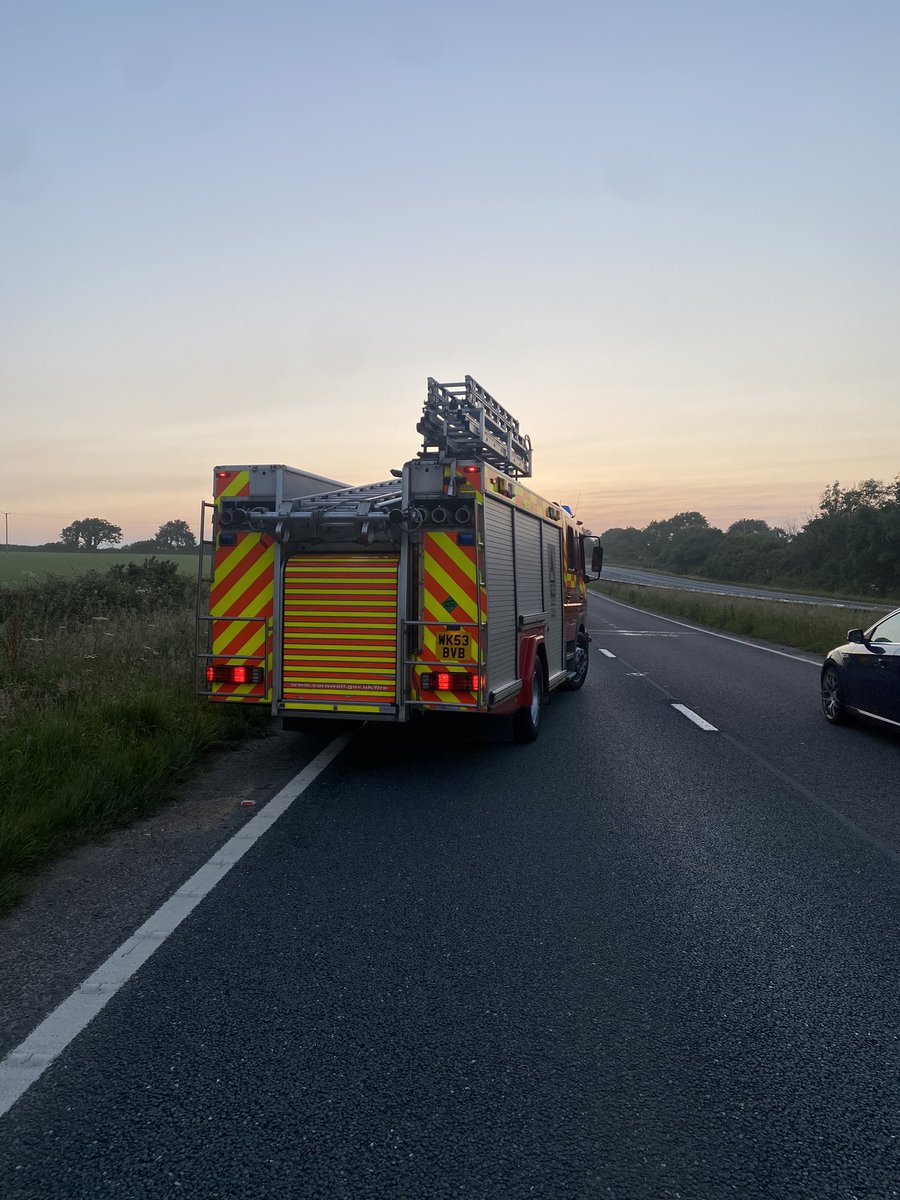 📟 SHOUT - #A30 #Eastbound Lorry fuel tank fire (small), 2 FF’s using a HRJ to extinguish the fire. Powder extinguisher also in-use.