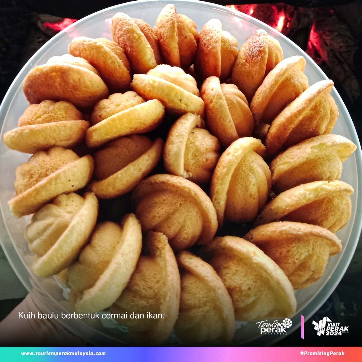PerakTourism's tweet photo. Kuih baulu adalah antara kuih tradisional yang sentiasa menjadi pilihan masyarakat, baik semasa perayaan, majlis keraian mahupun sebagai ‘peneman’ kopi atau teh ketika minum petang. Pn Rokiah Kulop Malodin atau lebih dikenali sebagai Makcik Kiah menyediakannya dengan kaedah https://t.co/YY4f9cpURQ