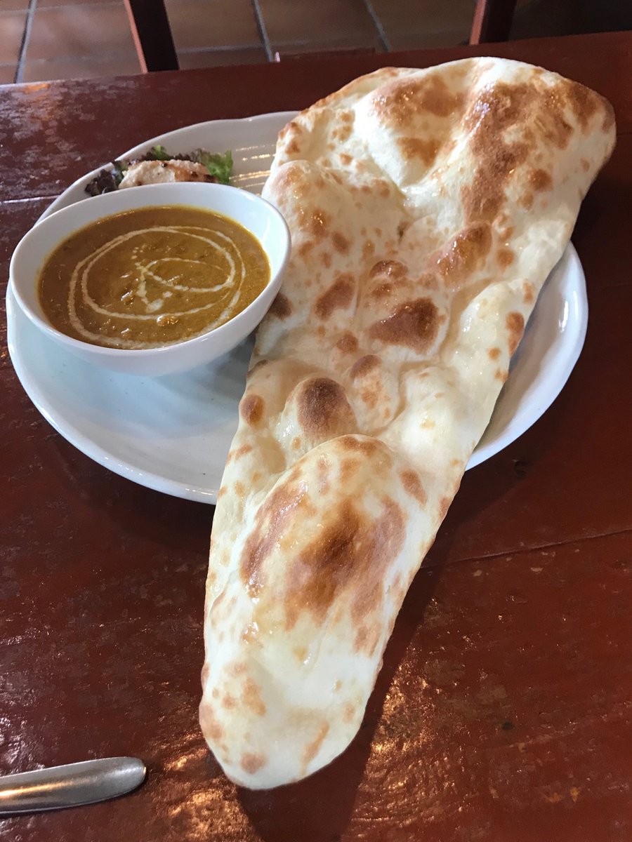 HiraokaYasushi's tweet photo. 昼飯食ってきた。会場周辺は混んでるので、1kmほど白川通まで歩いてインド・アジア・ダイニング。
インドカレーランチ：キーマカレー、ナン（長さ40数cm、スケール忘れた）、チャイ
タンドリーチキンやサモサも食いたかったが、量的に無理。
学会参加者も来店（名札、バッグ、要旨集でわかる）
#IUPAB https://t.co/XZMimOi6ZR