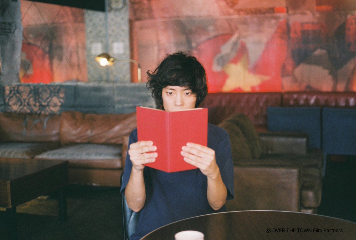 거리에서>에서는 일본의 라이징 배우들을 만나볼 수 있는데요. <언멧: 어느 뇌외과의의 일기>(2024)로 주가를 올리고 있는 와카바  류야가 주연을 맡았습니다.