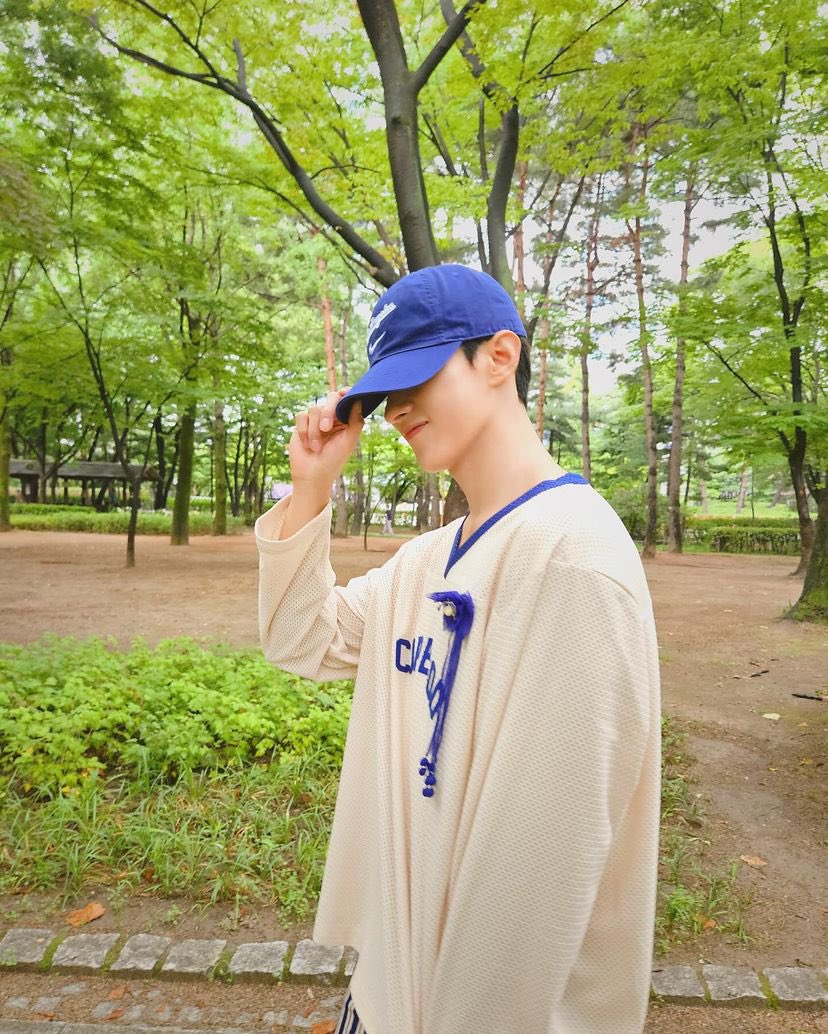 KyeomsBaekery's tweet photo. 240626 Dokyeom’s IG Update #도겸 

“Taking a walk🤍”

OH MY GOD LEE DOKYEOM LOOKS SOOOOO GOOD!! Enjoy ur day🤍🤍🤍 https://t.co/Q4ec9wSI8t
