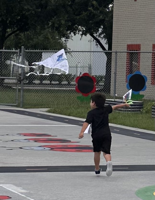 Checked for background knowledge &amp; found that nour students had never flown a kite.  For opportunity hour, we decorated our own kites and went outside to fly them–they had a blast!! ⁦<a href="/Keeble_AISD/">Keeble Primary School</a>⁩ ⁦<a href="/Hinojosa_AISD/">Hinojosa Primary</a>⁩ ⁦<a href="/brainardjill/">Jill Charrier</a>⁩ ⁦<a href="/Primary_AISD/">Aldine ISD Early Learning</a>⁩ #myaldine