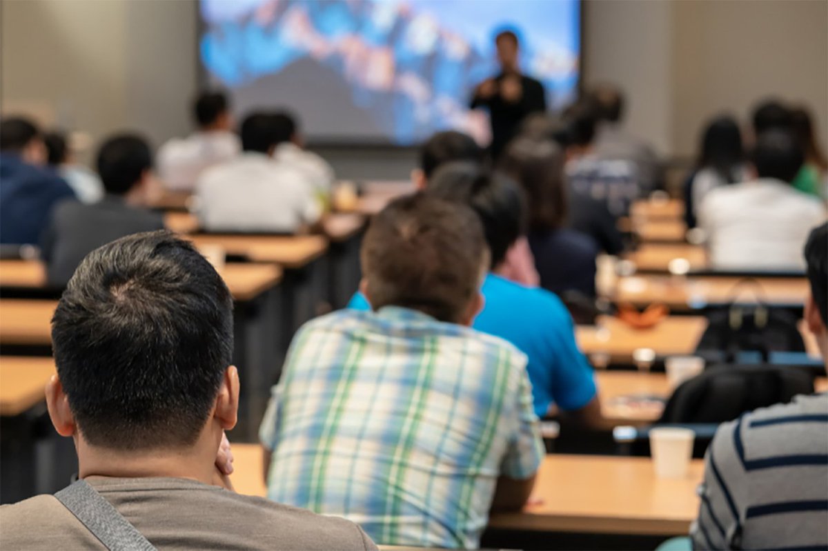 #EDUCACIÓ | Professorat novell denuncia precarietat en l'accés a la docència: "Només cobrem l'equivalent a mitja jornada" directa.cat/professorat-no… Denuncien hores de treball no remunerades, llargues jornades laborals o impossibilitat de conciliació familiar. Ho explica <a href="/guimmart/">Guillem M.</a>
