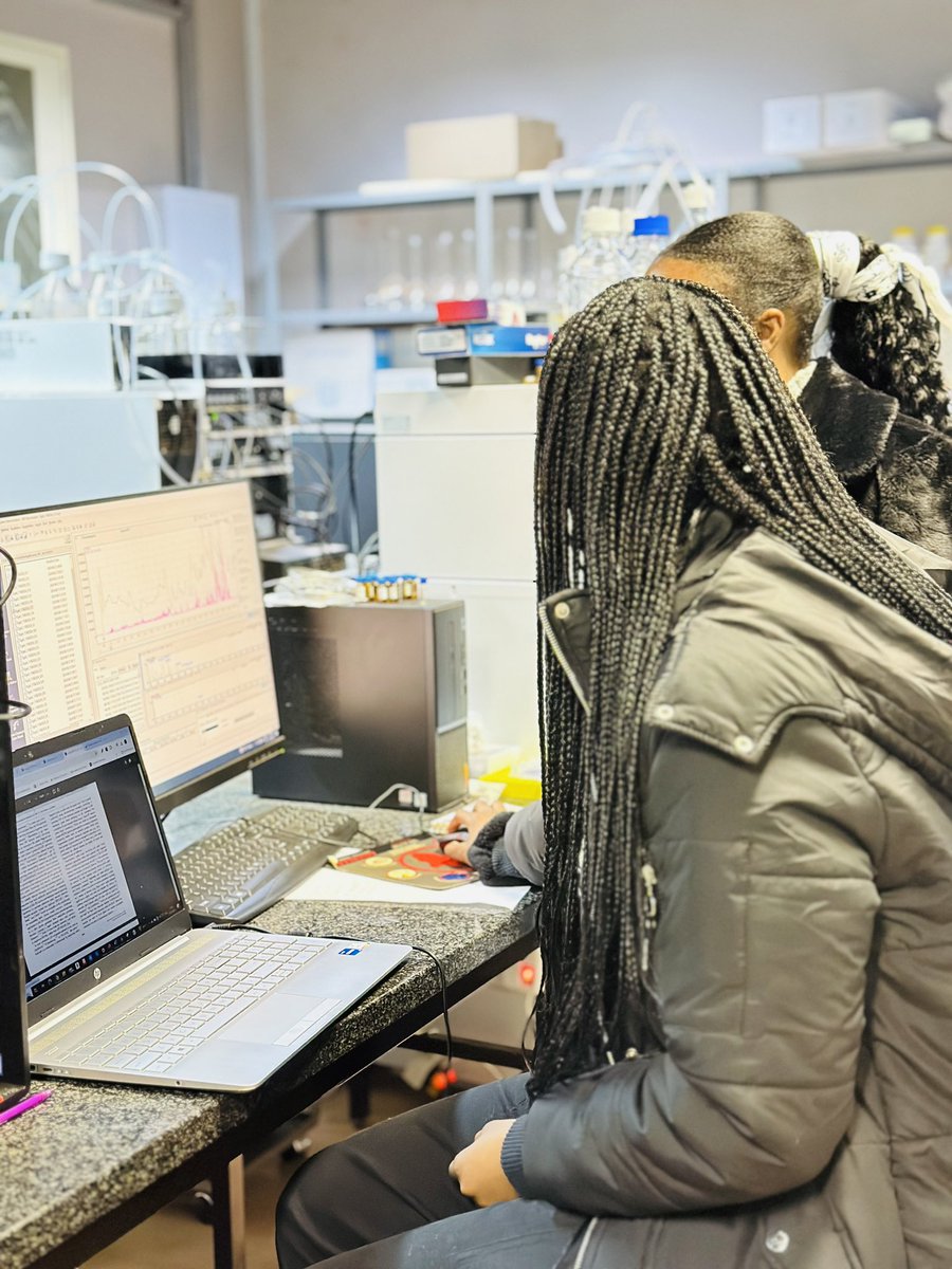 FT_ResearchUJ's tweet photo. Our PhD candidates @KgalaletsoO and @Akhona_Myoli @go2uj were hosted by Prof. Madala @Univenofficial . This visit expanded their theoretical knowledge and hands-on skills on LCMS instrumentation and data acquisition methods.
#LCMS #Metabolomics #Data https://t.co/oDhJ2ZkfkD