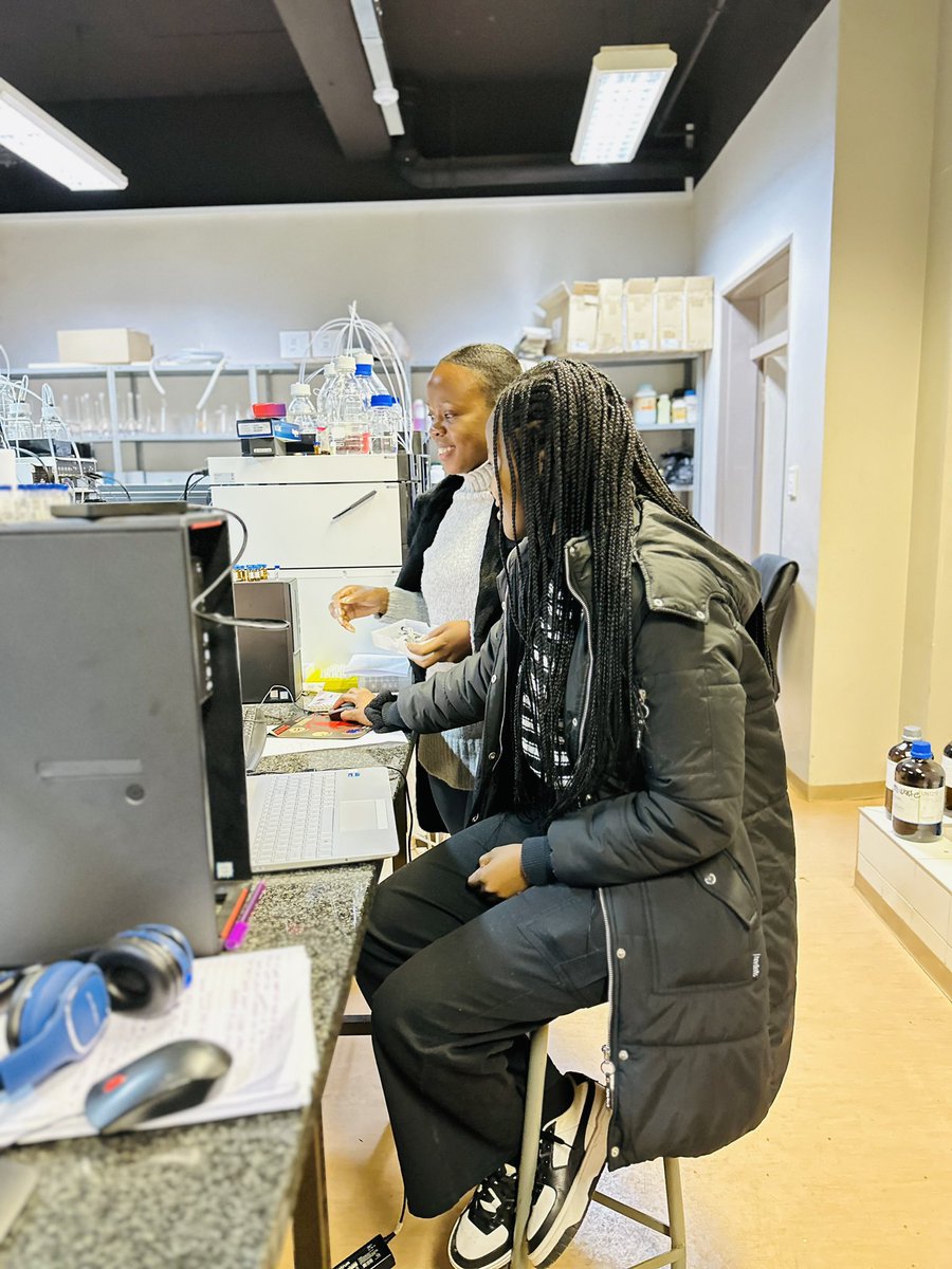 FT_ResearchUJ's tweet photo. Our PhD candidates @KgalaletsoO and @Akhona_Myoli @go2uj were hosted by Prof. Madala @Univenofficial . This visit expanded their theoretical knowledge and hands-on skills on LCMS instrumentation and data acquisition methods.
#LCMS #Metabolomics #Data https://t.co/oDhJ2ZkfkD