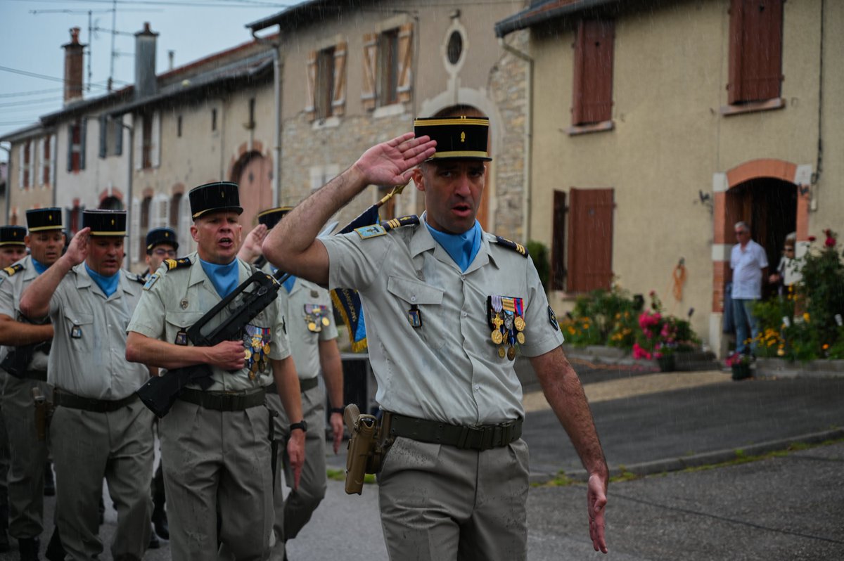 53eRT1's tweet image. #ceremonie

Le bal des passations de commandement continue au 53e Régiment de Transmissions ! Le 20 juin, à Vitrimont, s’est déroulé un moment marquant pour la Compagnie de Commandement et de Logistique (CCL).⚡🪖

#PassCom #CCL
@armeedeterre  @armeeszne @CATNC_FR