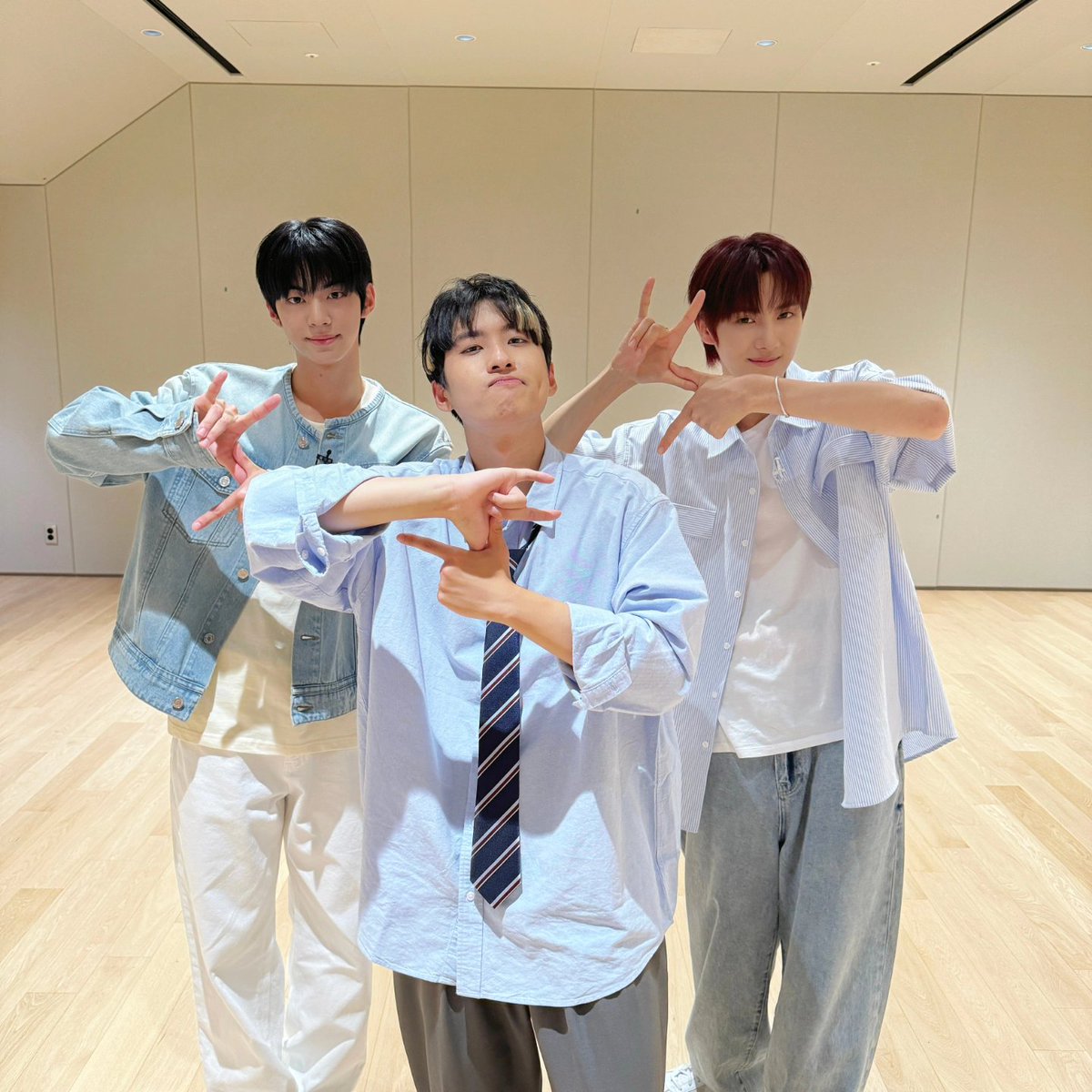 MobidicTV's tweet photo. TWS가 끌리는 이유?
내가 S면 투어스는 나의 N이기 때문💙

어려울 줄 알았던 내향인 도훈X영재와
하이브에서 이뤄진 첫 만남!

어디서도 들을 수 없었던 오디션 썰부터
신곡 가사의 진짜 의미까지 ★폭풍 공개★

☛ 내일 오후 5시 30분 공개

#TWS #투어스 #미미미누 #인기인가요 #시즌2 @TWS_PLEDIS https://t.co/DWy6XqtXDD