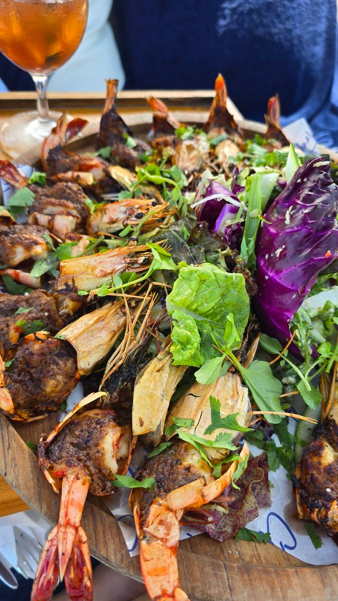 발리 finns beach club 분위기 너무좋네요!! 연예인 같은 백인 언냐 오빠들 많네요. 오늘은 또 어떤 야한 놀이를 하면 죻을가요? 야한 수영복이 너무 많아서 벗는건 야한것도 아닌듯!