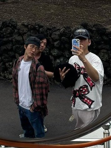 Kim Hanbin with his besties in jeju