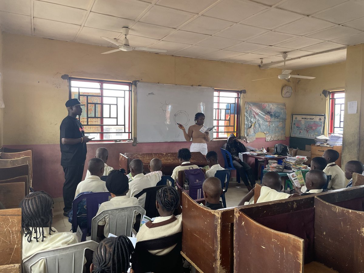 Michael_BE_'s tweet photo. Educating young school kids in Kaduna State on climate change and the benefits of trees to the environment with my colleague @Pamelanoah_ . Amazing and smart kids. #ClimateActionNow https://t.co/VPL0VYTgZ7