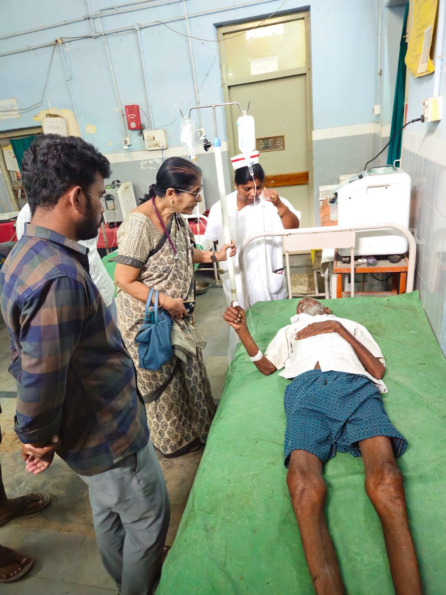 OfficeOfSKY's tweet photo. దాతృత్వం చాటుకున్న సత్యకుమార్ ​గారు

కుటుంబ సభ్యులు పట్టించుకోక అనారోగ్యం పాలై.. ధర్మవరం తహసీల్దారు ఆఫీసు వద్ద పడిపోయిన 85 ఏళ్ల గంగయ్యకు మెరుగైన వైద్యం అందించాలని రాష్ట్ర వైద్య ఆరోగ్య శాఖ మంత్రి సత్యకుమార్​ గారు ధర్మవరం ప్రభుత్వ ఆస్పత్రి డ���క్టర్లను ఆదేశించారు. https://t.co/ROIhbu4xEU
