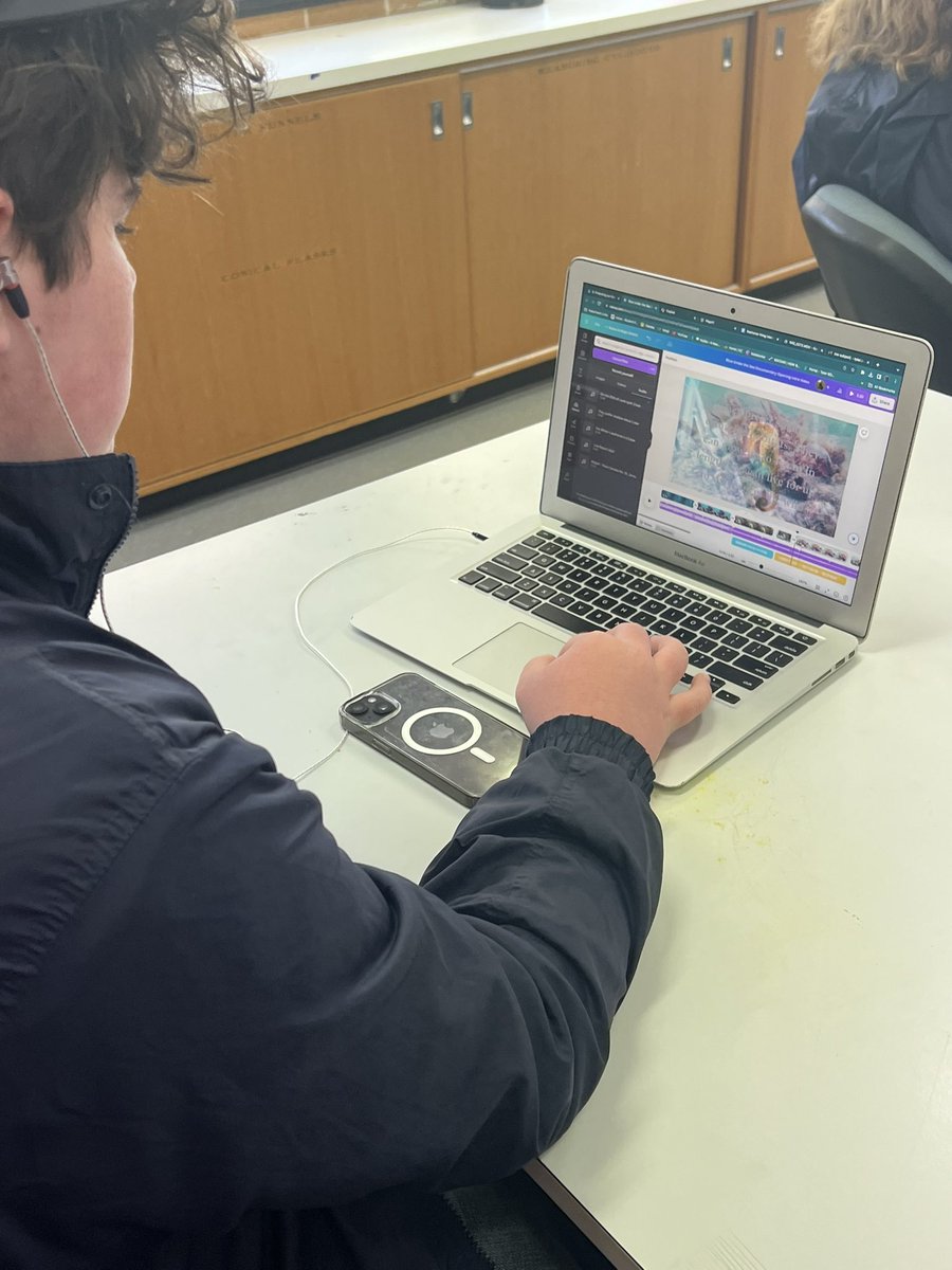 CoE_AgEd_RAC's tweet image. Year 10 Applied today focussed on their creative communication skills. Great ideas and considered peer reviews and support.#transdisciplinarylearning @NSWEducation @mccallumtp @dizdarm