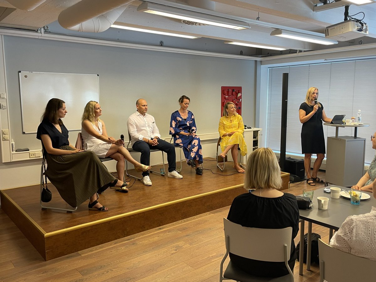 Helena Soimakallio (@hsoimakallio) on Twitter photo Tupa täynnä <a href="/SuomiAreena/">SuomiAreena</a> ssa kuulemassa elinkeinoelämän #vähähiilisyystiekartta päivityksistä.
Lauteilla <a href="/Elinkeinoelama/">EK</a> <a href="/TechFinland/">Teknologiateollisuus</a> <a href="/Kemianteollisuu/">Kemianteollisuus</a> #elintarviketeollisuus <a href="/Paltary/">Palta - Palvelualojen työnantajat</a> <a href="/RAKLIry/">Rakli ry</a> ja keskustelua johdattelemassa <a href="/heinonen_ulla/">Ulla Heinonen</a> Tupa täynnä <a href="/SuomiAreena/">SuomiAreena</a> ssa kuulemassa elinkeinoelämän #vähähiilisyystiekartta päivityksistä.
Lauteilla <a href="/Elinkeinoelama/">EK</a> <a href="/TechFinland/">Teknologiateollisuus</a> <a href="/Kemianteollisuu/">Kemianteollisuus</a> #elintarviketeollisuus <a href="/Paltary/">Palta - Palvelualojen työnantajat</a> <a href="/RAKLIry/">Rakli ry</a> ja keskustelua johdattelemassa <a href="/heinonen_ulla/">Ulla Heinonen</a>