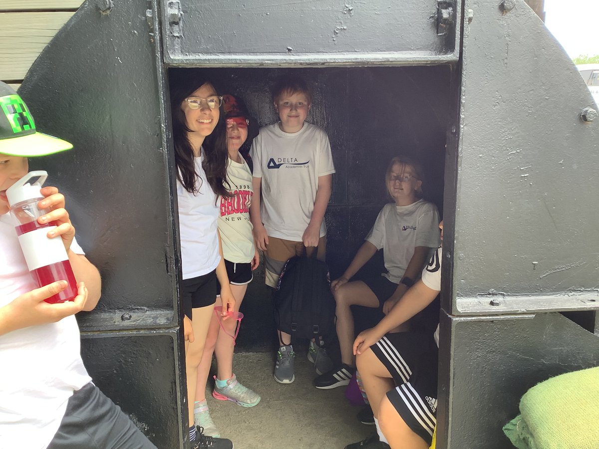 HMS Queen Elizabeth tweet media