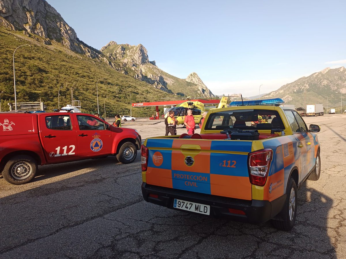 112cyl's tweet image. La Agencia de Protección Civil y Emergencias despliega en la zona el Grupo de Rescate y Salvamento, la unidad de drones “Fénix” y la Unidad de Apoyo Logístico y Emergencias. Están activadas además las agrupaciones de #ProtecciónCivil de Riello, La Robla y Villablino.