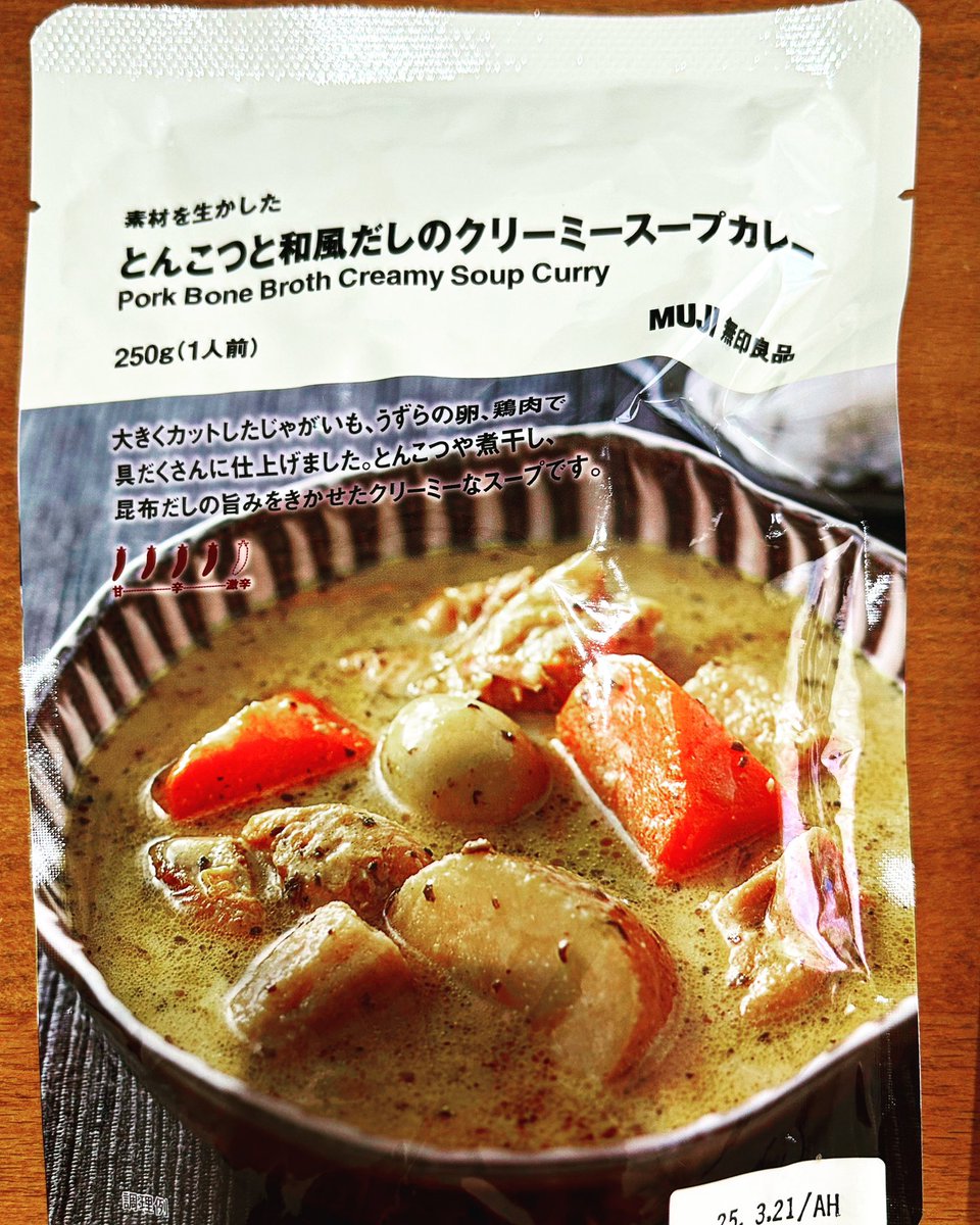 無印良品のとんこつと和風だしのクリーミースープカレー。豚骨、煮干し、かつお、昆布と和風出汁でやさしい＆マイルド。全体的にはヤングコーンの味が染み渡っていて、甘さを感じる変わり種スープカレー。
#スープカレー 
#スープカレー好きな人と繋がりたい 
#無印良品 
#スープカレーラボ
#soupcurry