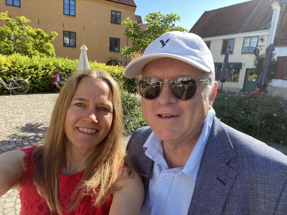 Medicinska fakulteten, Lunds universitet (@medfak_lu) on Twitter photo ”Snart kör vi!” hälsar Anna Falk <a href="/lundsuni/">Lunds universitet</a> och Stefan Jovinge, SUS, som ska samtala med Lars Sandman <a href="/liu_universitet/">Linköpings universitet</a>, Fredrik <a href="/lundhsammeli/">Fredrik LundhSammeli</a> och <a href="/majaflorin/">Maja Florin</a> @DM_agenda om Nya terapier – har vi råd att bota sjukdomar? Idag 10.30 <a href="/Almedalsvecka/">Almedalsveckan</a>
almedalsveckan.info/program/70487 ”Snart kör vi!” hälsar Anna Falk <a href="/lundsuni/">Lunds universitet</a> och Stefan Jovinge, SUS, som ska samtala med Lars Sandman <a href="/liu_universitet/">Linköpings universitet</a>, Fredrik <a href="/lundhsammeli/">Fredrik LundhSammeli</a> och <a href="/majaflorin/">Maja Florin</a> @DM_agenda om Nya terapier – har vi råd att bota sjukdomar? Idag 10.30 <a href="/Almedalsvecka/">Almedalsveckan</a>
almedalsveckan.info/program/70487