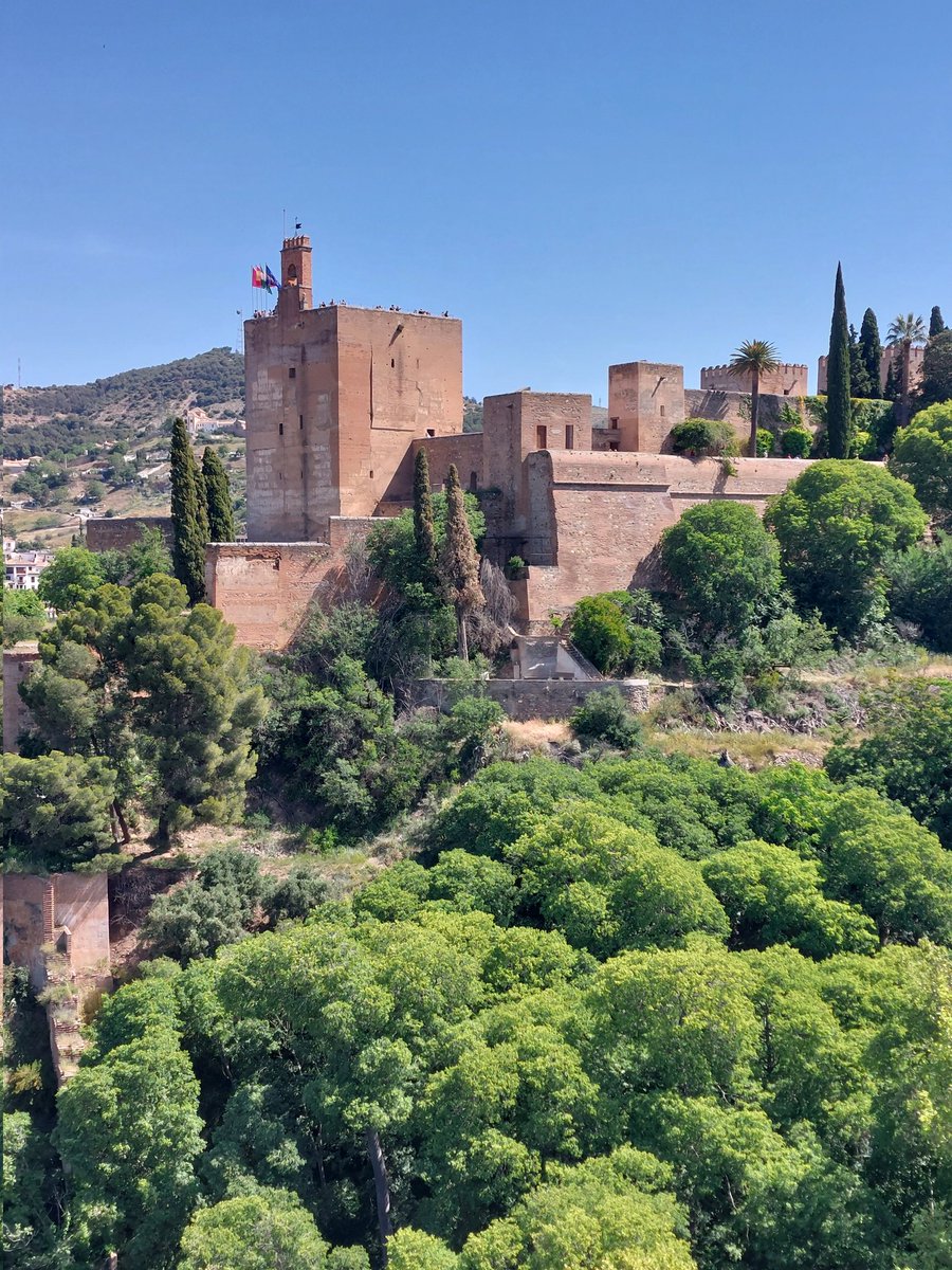 Hoy os mostramos una perspectiva más de la #Alhambra (en concreto de su alcazaba), tomada desde Torres Bermejas.
Creemos que pronto podremos disfrutar estas maravillosas vistas gracias a <a href="/alhambracultura/">Alhambra de Granada</a>