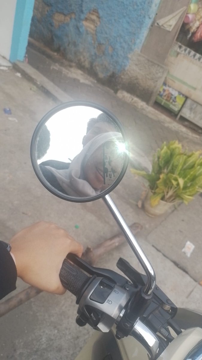 jooyyk's tweet photo. Kita meler, dia ketularan Bayu. Dianter konsumsi yang menyehatkan dari cewe cantik https://t.co/YXzOvUabyW