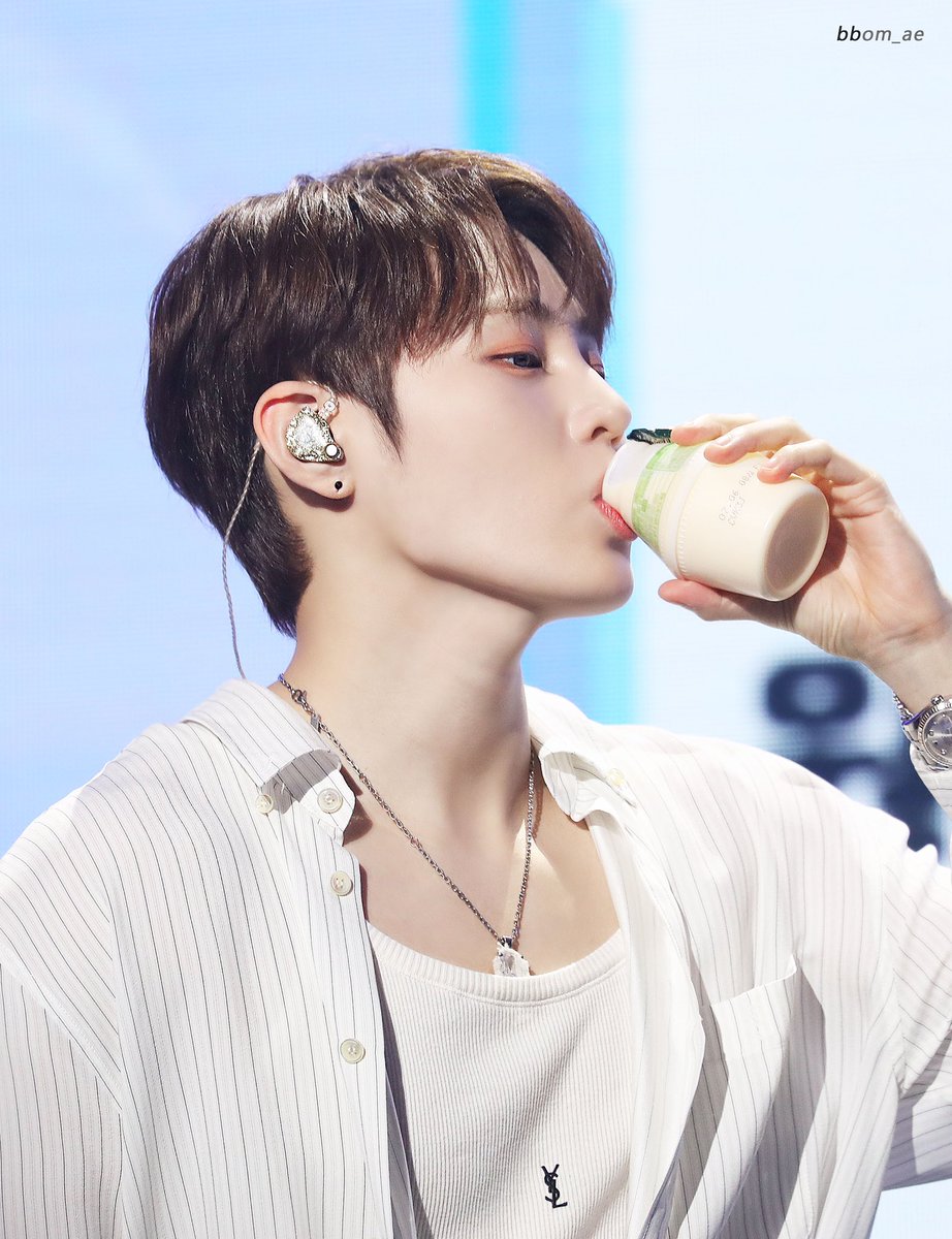 bbom_ae's tweet photo. 🍌🥛😇
#하성운 https://t.co/lwO8ohBtjh