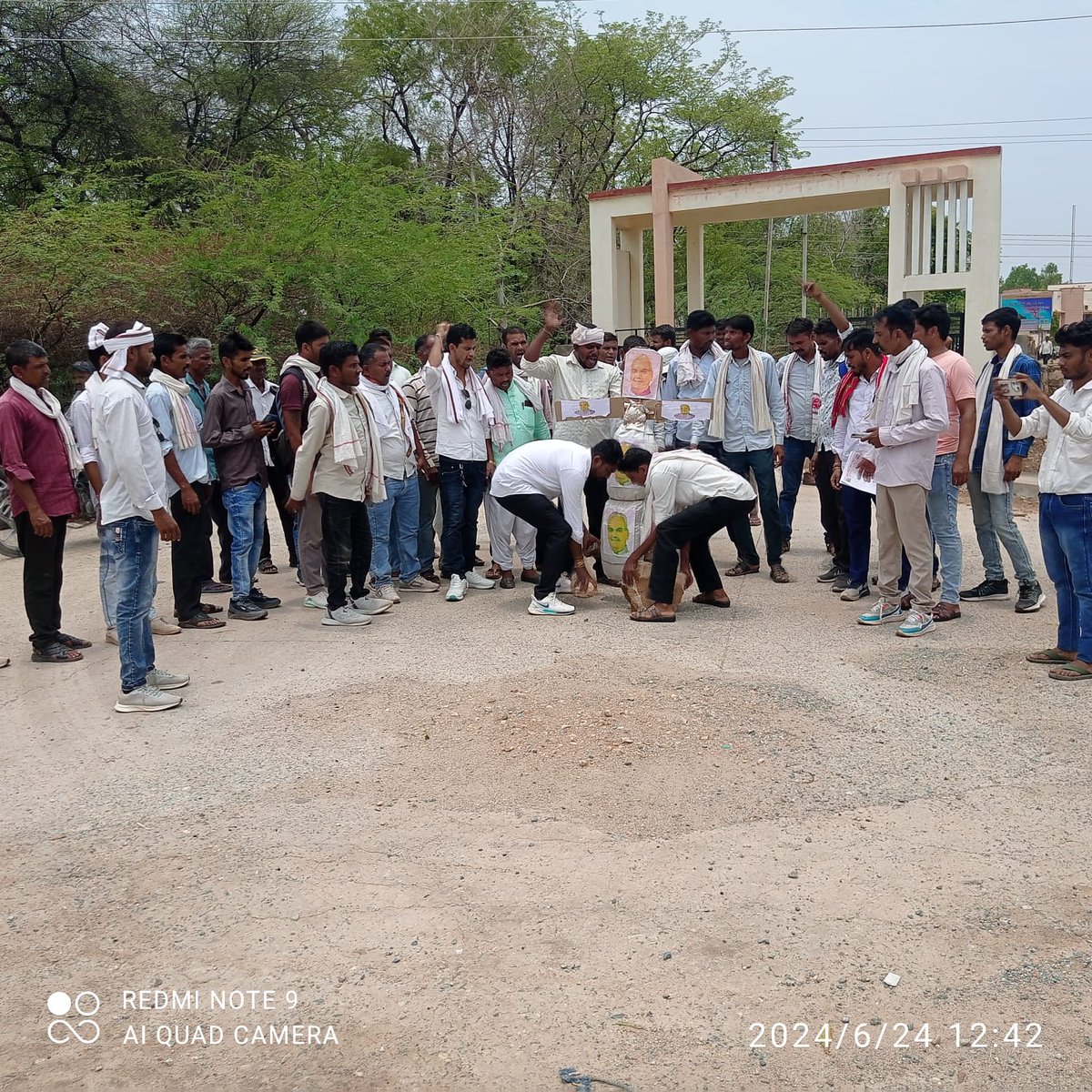 दोवडा(भीलप्रदेश)ब्लॉक स्तर पर मदन दिलावर के खिलाफ विरोध प्रदर्शन करते हुए ज्ञापन सौंपा,जोशिले नारो के साथ ही आक्रोश भरा दर्द रहा आदिवासियों के दिलो में,भारत/राज्य सरकार तुरंत प्रभाव से पद मूक्त करें!माफी मगवाये शिक्षा मंत्री को। 
#मदन_दिलावर_को_बर्खास्त_करो
#मदन_दिलावर_मुर्दाबाद
