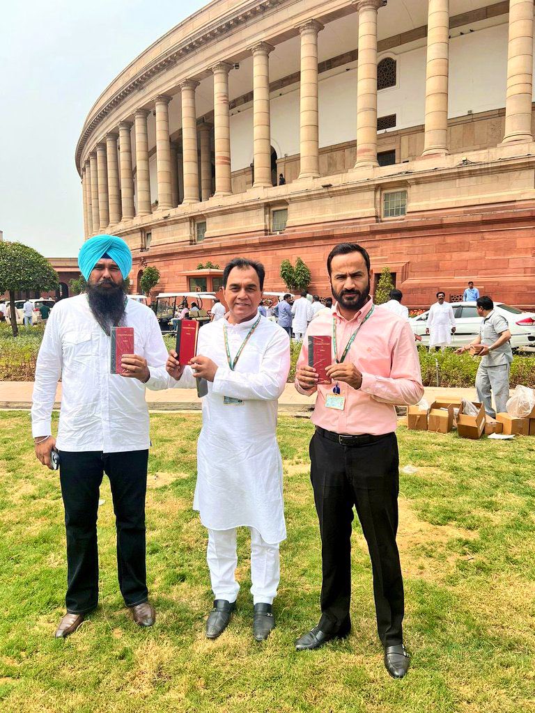 लोकतंत्र के मंदिर संसद में गूंजेगी संविधान के रखवालों की आवाज़🔥

पंजाब से विजयी AAP के तीनों लोकसभा सांसद <a href="/meet_hayer/">Gurmeet Singh Meet Hayer</a>, <a href="/kang_malvinder/">Malvinder Singh Kang</a> व <a href="/DrRajChabbewal/">Dr. Raj Kumar</a> आज लोकसभा में संविधान लेकर शपथ लेने पहुँचे।