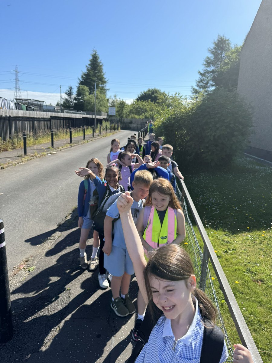 P3b are super excited for their trip today! Lucky the sun is out 😍 ☀️ <a href="/BrunstanePS/">Brunstane PS</a> <a href="/MissInnesBPS/">Miss Innes</a>