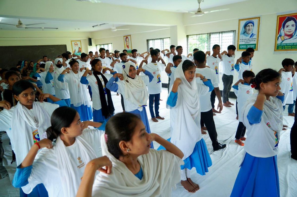 ahcichittagong's tweet photo. Celebrations of #IDY24 at #Gandhi Ashram at Noakhali 🇧🇩. AHC Dr. Ranjan paid rich floral tribute to Bapu on this occasion. 
#PeaceMission #nonviolence
#InternationalYogaDay2024
#YogaForSelfAndSociety
#YogaDay2024
#YogaForAll
@moayush @IndianDiplomacy
@MEAIndia @iccr_hq https://t.co/nIdMUOGoWl
