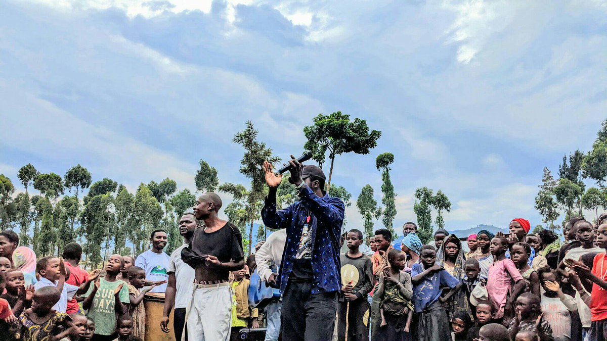 Raykulx's tweet photo. 2/2: With a very beautiful voice, the artist musician, performer and composer, one of the most beautiful voices in the Democratic Republic of Congo, I can say that he is a hero in the shadows, #CBking gave us a very good smile 🥰😊 Through his songs.

📸: @Raykulx https://t.co/8zmLB0zMMk