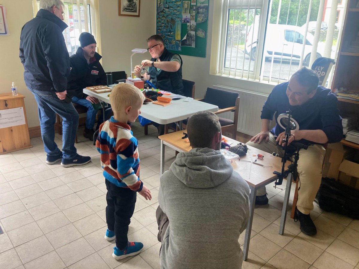 InlandFisherIE's tweet image. 🏞️ IFI staff showed #novice anglers how to fly cast at Owenea Angling Centre's open day in Glenties, Co. #Donegal.

🐟 Visitors also saw juvenile fish, which were later returned to the stream of origin.

Special thanks to local angling clubs for their help and to Loop Tackle.