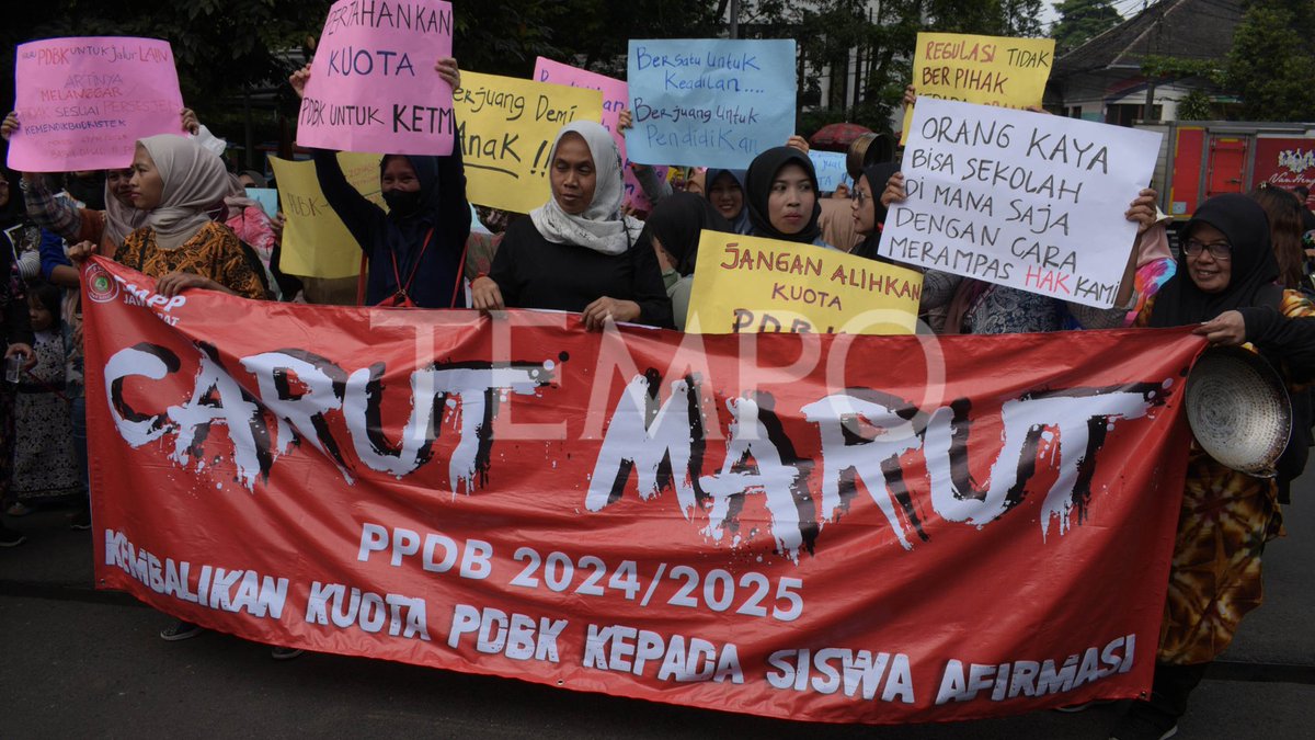 tempodotco's tweet image. [TEMPO FOTO]

Aksi Ibu-ibu Gruduk DPRD Jawa Barat saat Protes PPDB

📷: Tempo

#PPDB #JawaBarat #TempoFoto