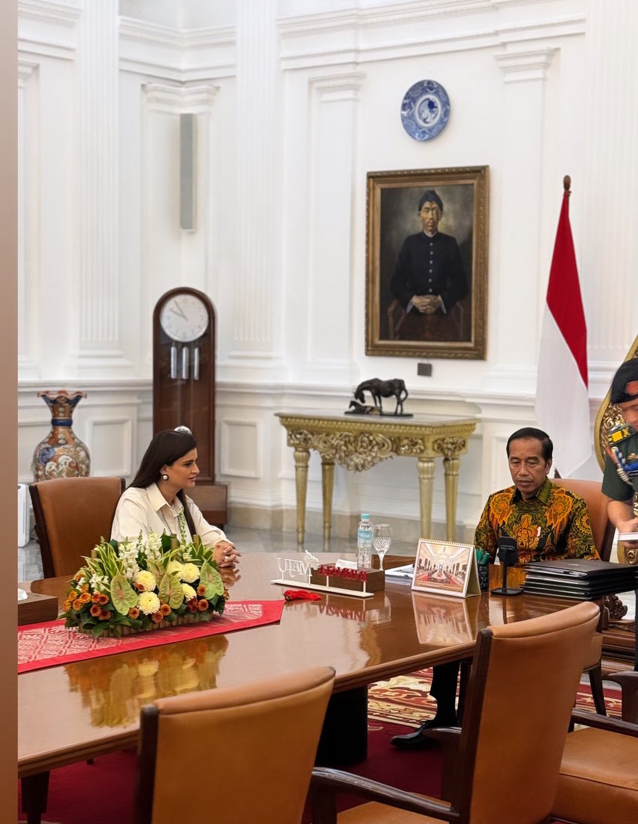 In the presidential Palace … 
الجانب الآخر في القصر الرئاسي الإندونيسي وحلقة مميزة مع الرئيس الإندونيسي جوكو ويدودو 
#اندونيسيا #indonesia