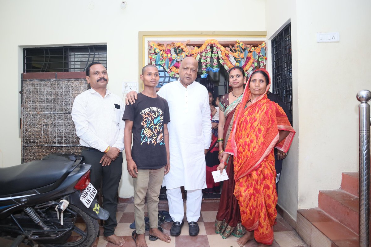 MLAGopalDAgrwal's tweet image. गोंदिया विधान सभा क्षेत्र के आकाश जयपाल नागरिकर कि करंट लगणे से मृत्यू के पश्चात पीडित परिजानो से मुलाकात करके ११,०००/- कि आर्थिक मदत करके 
सहारा दिया.

#JusticeForJaysilaJayapalNagarikar #SupportForVictims #gondia #gopaldasbjp #gopaldasbjpgondia #bjpgondia