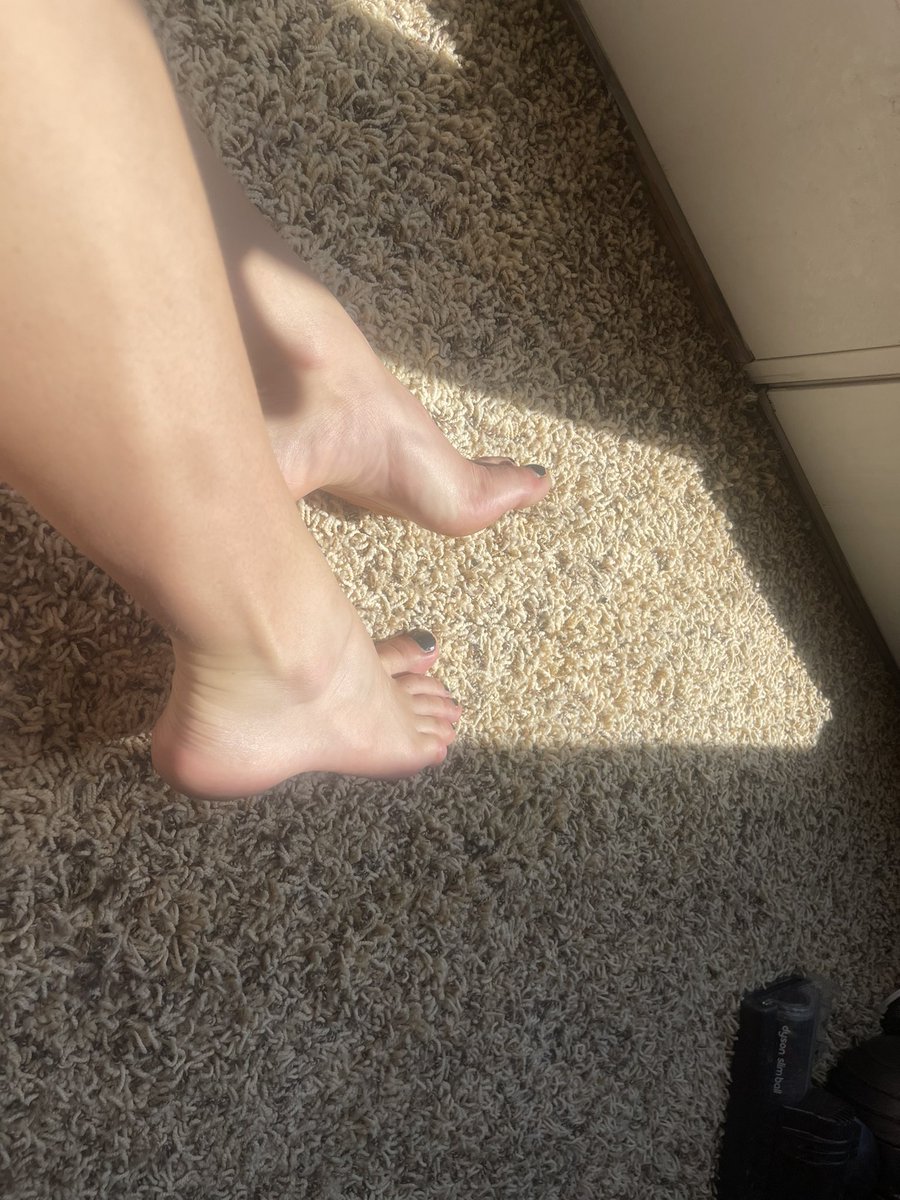 Foot_blondie's tweet photo. Post workout feet in the sun 
#femboy #footfetish #venmo #daddy #cashapp # https://t.co/0xKXkz5F7z