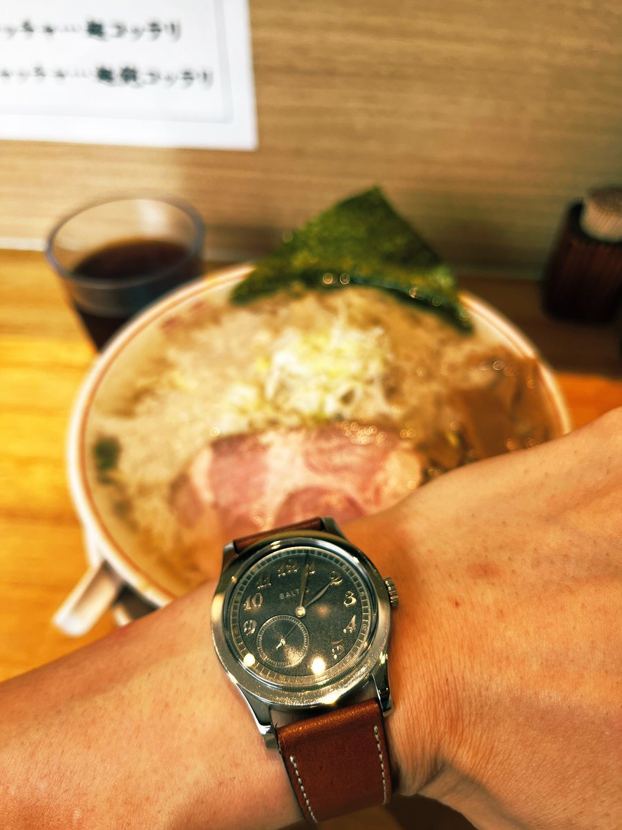 VgWtDsm3GP7Tyc7's tweet photo. 黒ウーロン補給のためスタバなう
オーダーは超絶コッテリ、大盛、固めで
#背脂チャッチャ亭
#MR01 https://t.co/Wv4K3rNoPl