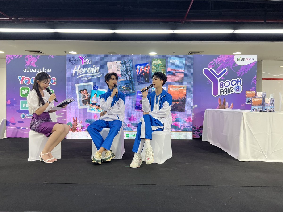 jinloeofficial's tweet photo. ขอบคุณทาง B2S มากๆนะคะ ที่ได้ชวนน้องนิวเยียร์ เเละ น้องเจ๋อ ไปร่วมงาน Y Book Fair งานมหกรรมนิยายและการ์ตูนวายครั้งที่ 8 🙏📚💖✨
#b2sthailand
#ybookfair8
#newyearnawapat
#jurvasin
#newyearjur
#onlytiger
#รักร้ายนายเสพติด
#Addictedherointheseries
#jinloeofficial https://t.co/FClwMQq3Hr