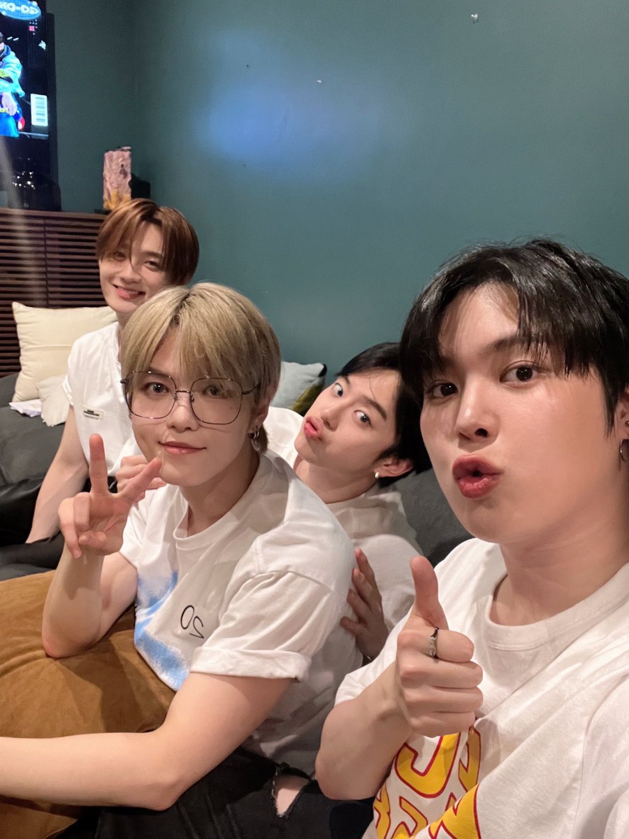 the_verivery's tweet photo. [📸]
2024 VERIVERY US TOUR ‘GO ON' IN LOS ANGELES

베러들의 응원 잔뜩 받고 ٩꒰｡•‿•｡꒱۶
2024 미주 투어의 마지막 공연까지 
즐겁고 행복하게 마무리💟

베러들 고마워요.ᐟ 다음에 또 만나요💜🤍

#베리베리 #VERIVERY #VRVR
#VERIVERY_FANMEETING 
#VERIVERY_GO_ON https://t.co/ZxgjBvB4Fj