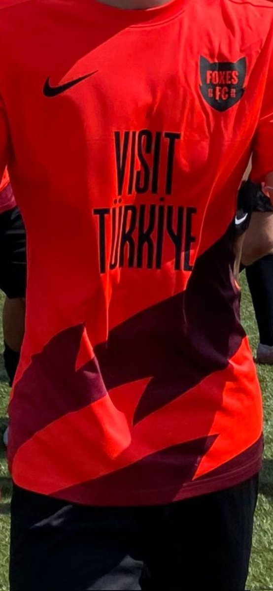 Bu sabah Londra'dan Istanbul'a çok mutlu ve gururlu uçuyorum. Londra'nın en köklü ve kalabalık gençlik futbol kulüplerinden biri olan Foxes FC ile sponsorluk sözleşmesi imzaladım. 

Sponsorluğu Türkiye'nin turizmi ve ülkemizin imajı lehine bizzat dizayn ettirdiğim bir logonun
