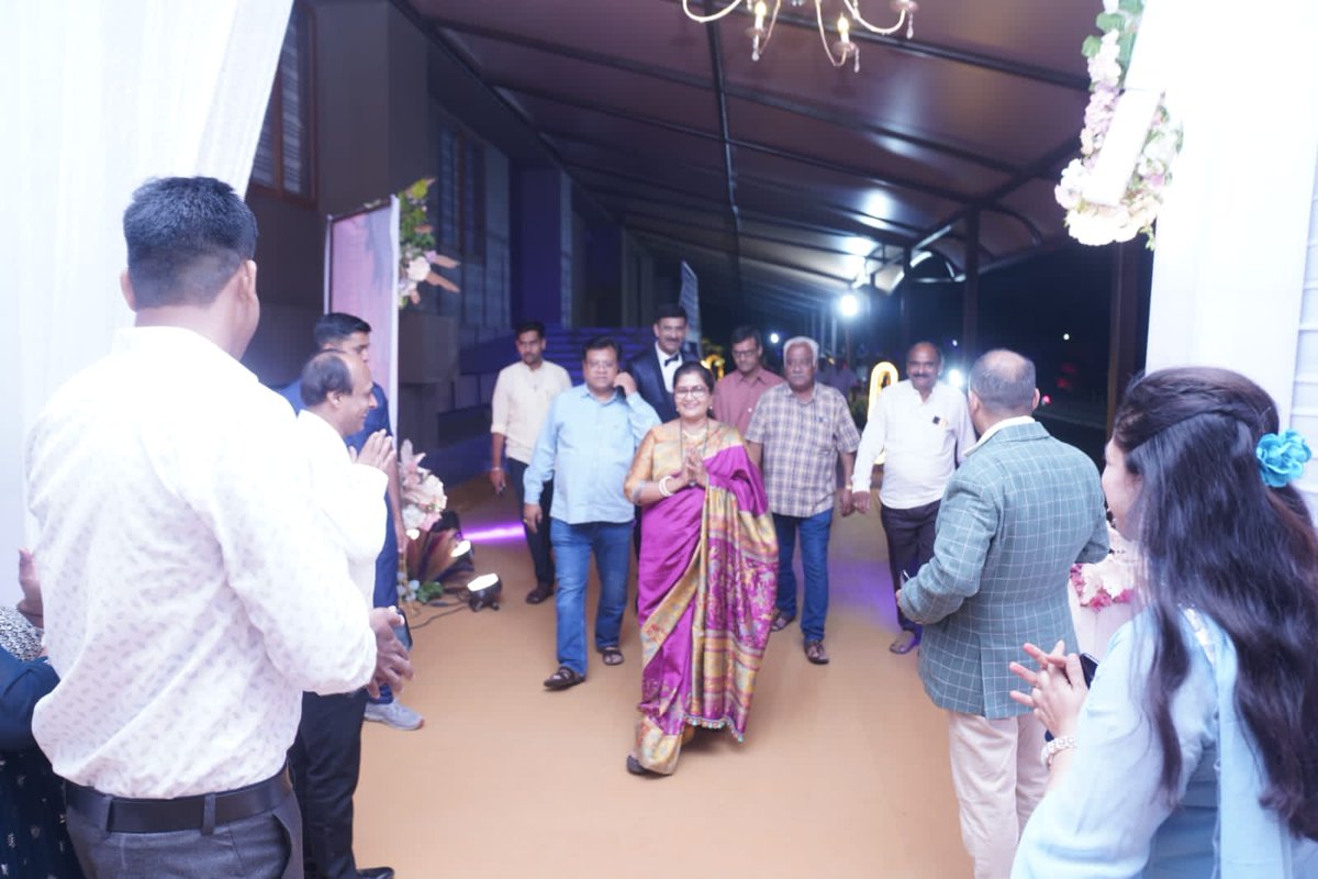 annasahebsjolle's tweet photo. ಯಕ್ಸಂಬಾ ಪಟ್ಟಣದಲ್ಲಿ ನಡೆದ ನಮ್ಮ ಆತ್ಮೀಯರಾದ ಶ್ರೀ ಗಿತನ ವಾಸ್ತುಪಾಲ ಶಹಾ ಸಾ-ನಿಪ್ಪಾಣಿ ಅವರ ಸುಪುತ್ರ ಚಿ.ಅಂಕಿಶ ಅವರ ಆರತಕ್ಷತೆ ಕಾರ್ಯಕ್ರಮದಲ್ಲಿ ಭಾಗವಹಿಸಿ,ನೂತನ ವಧು ವರರ ಬಾಳು ಸುಖ,ಸಂತೋಷದಿಂದ ನೆಮ್ಮದಿಯಿಂದ ಕೂಡಿರಲಿ ಎಂದು ಶುಭ ಹಾರೈಸಿದ ಸಂದರ್ಭ.
#Nipani #ಯಕ್ಸಂಬಾ #examba https://t.co/KTVjlduaPE